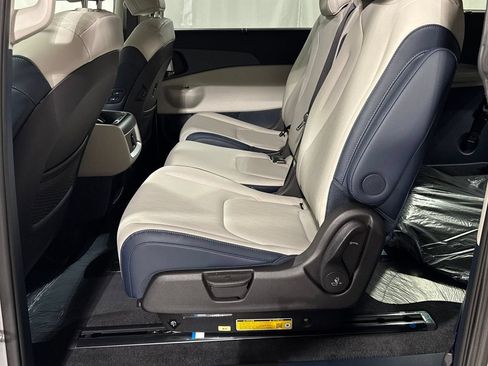 New 2026 Kia Carnival EX FWD image 5