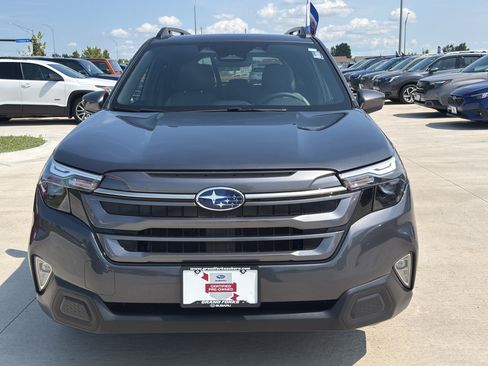 Used 2025 Subaru Forester Premium AWD/4WD image 3