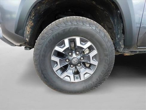 Used 2022 Toyota Tacoma TRD Off-Road AWD/4WD image 8
