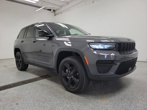 Used 2023 Jeep Grand Cherokee Altitude AWD/4WD image 2