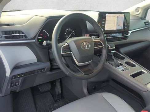Certified 2022 Toyota Sienna XLE w/ XLE Plus Package FWD image 9