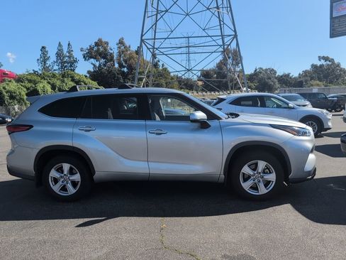 Certified 2022 Toyota Highlander LE image 2