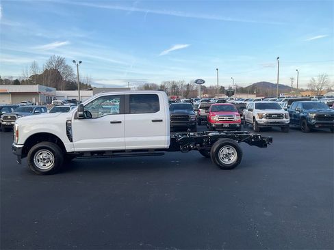 New 2026 Ford F250 XL w/ XL Chrome Package image 8