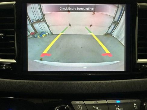 Used 2023 Chrysler Pacifica Touring-L image 34