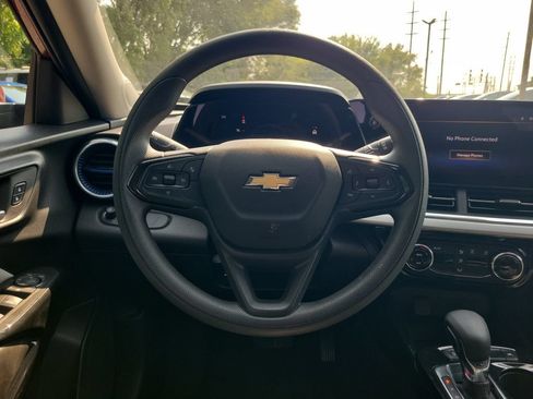 Used 2025 Chevrolet Trax LT FWD image 16