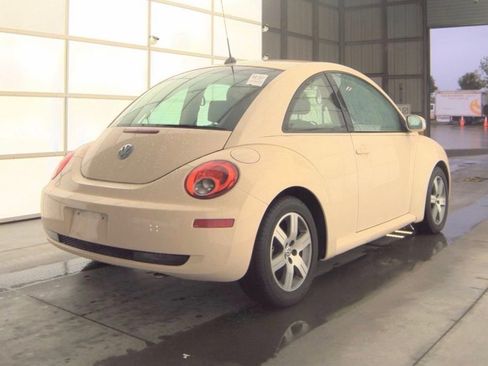 Used 2006 Volkswagen Beetle Coupe w/ Package 1 FWD image 4