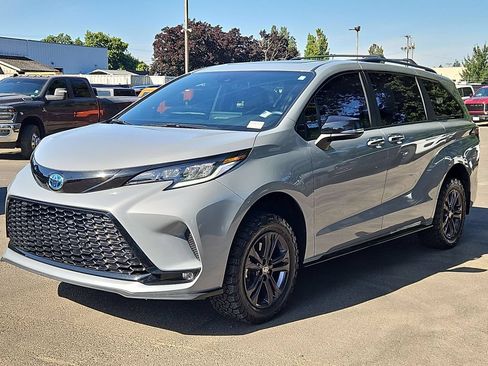 Used 2025 Toyota Sienna XSE w/ XSE Premium Package AWD/4WD image 3