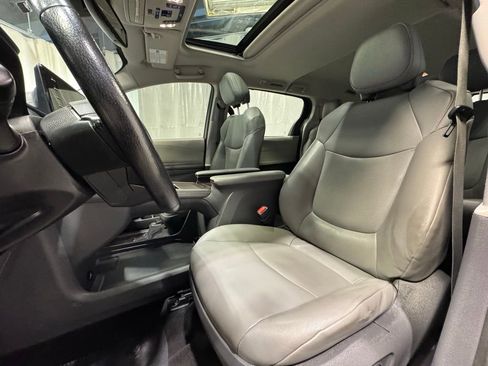 Used 2021 Toyota Sienna XLE w/ XLE Plus Package image 19