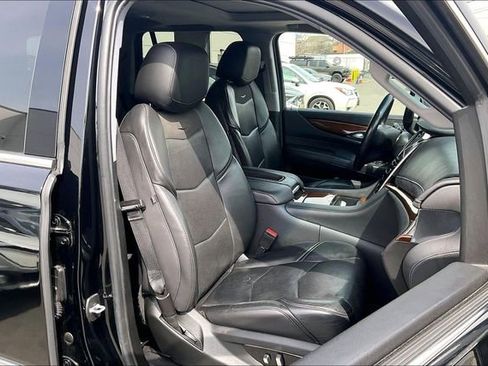 Used 2019 Cadillac Escalade Luxury image 7