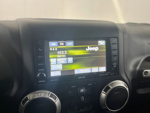 Used 2017 Jeep Wrangler Unlimited Rubicon w/ Connectivity Group image 65