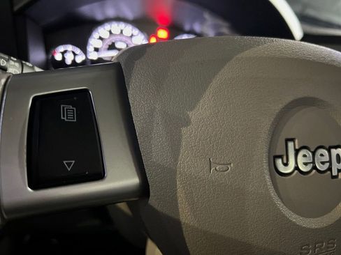 Used 2010 Jeep Grand Cherokee Limited image 27