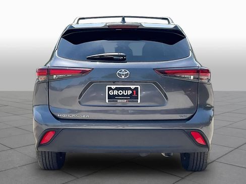 Used 2025 Toyota Highlander XLE FWD image 5