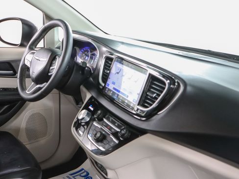 Used 2023 Chrysler Pacifica Touring-L FWD image 26