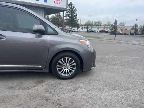 Used 2019 Toyota Sienna XLE w/ XLE Navigation Package FWD image 20
