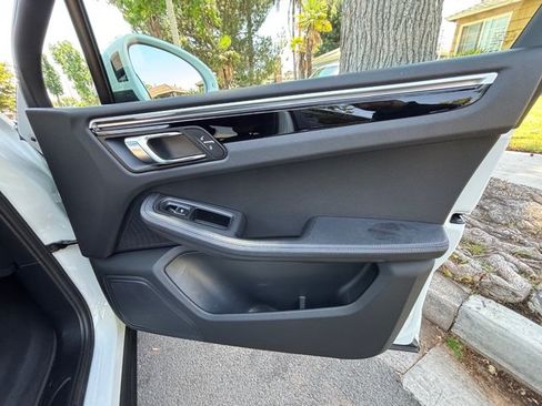 Used 2019 Porsche Macan AWD/4WD image 43