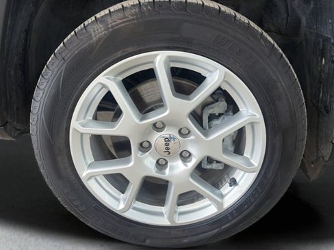 Used 2023 Jeep Renegade Latitude AWD/4WD image 27