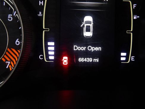 Used 2015 Jeep Cherokee Sport FWD image 19
