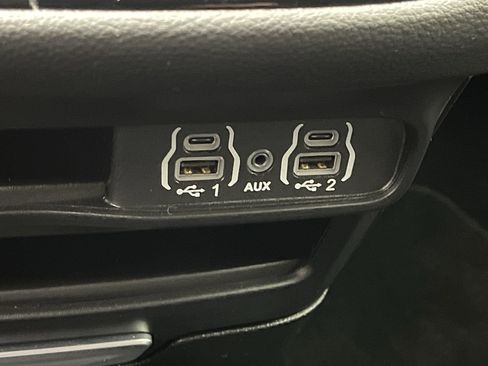 Used 2023 Chrysler Pacifica Touring image 25