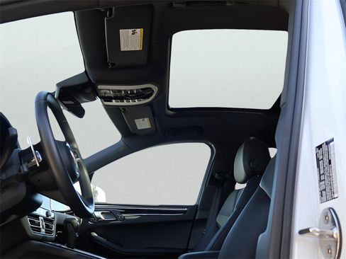 Used 2025 Porsche Macan image 36