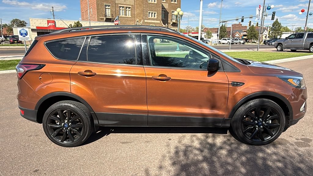 Used 2017 Ford Escape SE w/ SE Sport Appearance Package AWD/4WD image 4