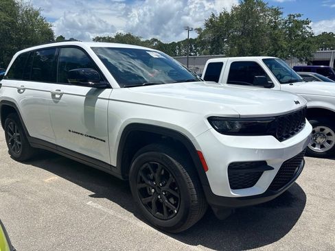 Used 2025 Jeep Grand Cherokee Altitude AWD/4WD image 2