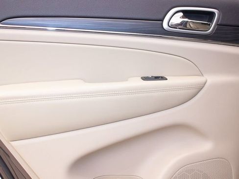 Used 2019 Jeep Grand Cherokee Limited image 18