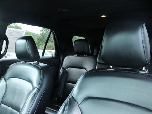 Used 2019 Ford Explorer XLT w/ Equipment Group 202A FWD image 14