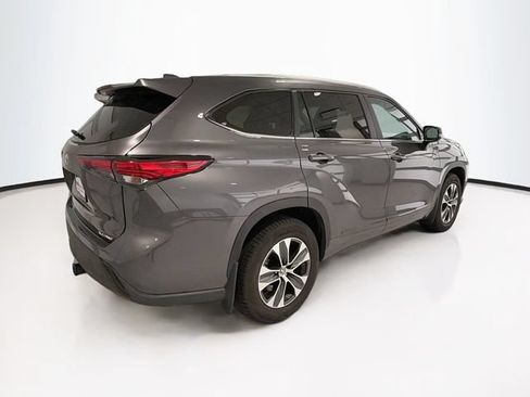 Used 2023 Toyota Highlander XLE AWD/4WD image 7