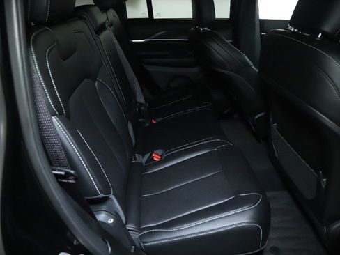 Used 2025 Jeep Grand Cherokee Limited w/ Luxury Tech Group II AWD/4WD image 32