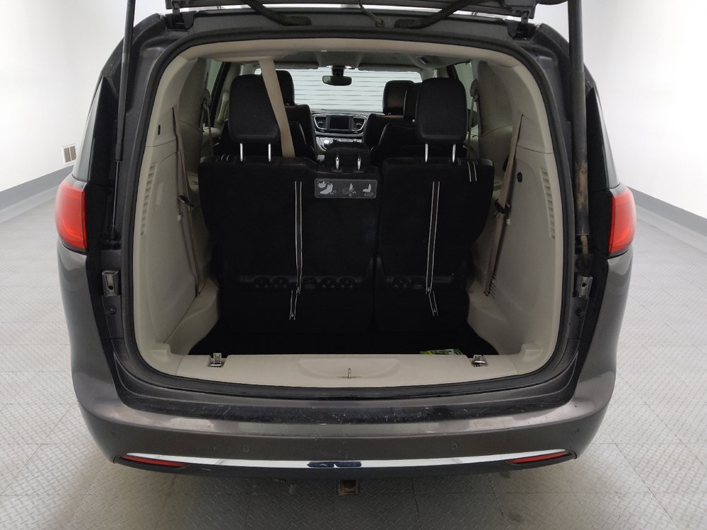 Used 2019 Chrysler Pacifica Touring-L FWD image 29