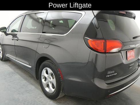 Used 2018 Chrysler Pacifica Touring-L FWD image 6