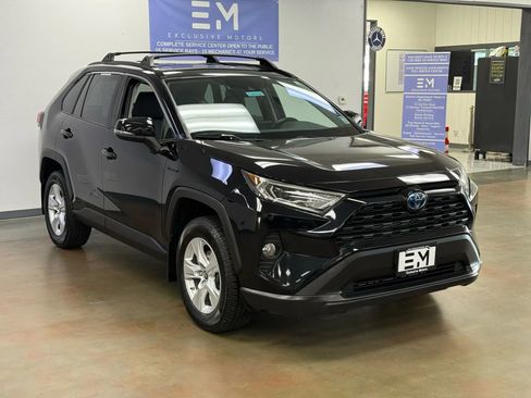 Used 2019 Toyota RAV4 XLE w/ Convenience Package image 4