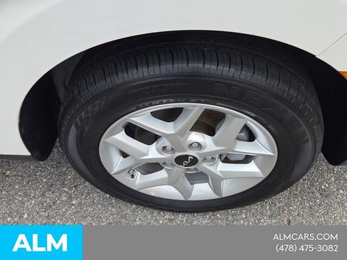 Used 2025 Kia Soul LX w/ LX Technology Package FWD image 15