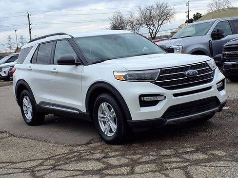 Certified 2022 Ford Explorer XLT w/ Equipment Group 202A image 7