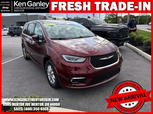 Used 2023 Chrysler Pacifica Touring-L FWD image 2