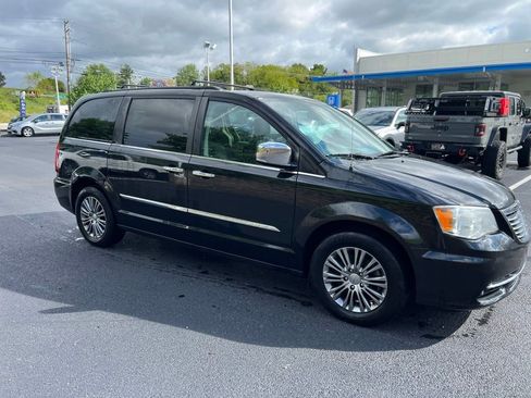 Used 2014 Chrysler Town & Country Touring-L w/ Driver Convenience Group FWD image 2