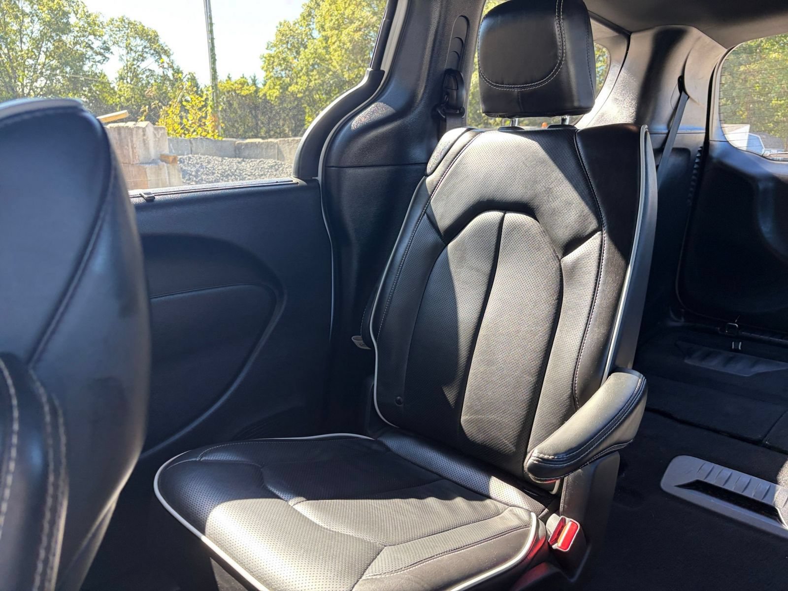 Used 2025 Chrysler Pacifica Limited FWD image 43