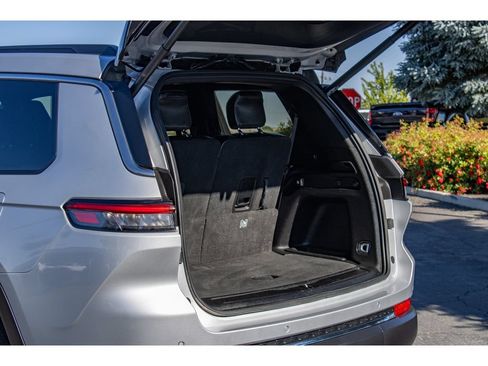 Used 2024 Jeep Grand Cherokee L Limited AWD/4WD image 10