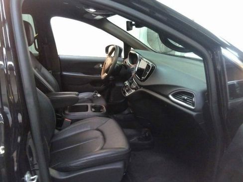 Used 2025 Chrysler Pacifica Select image 5