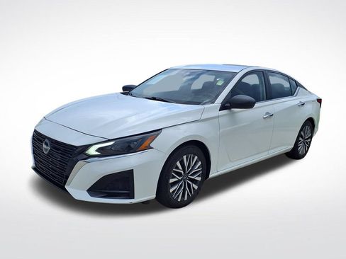 Used 2025 Nissan Altima 2.5 SV FWD image 3