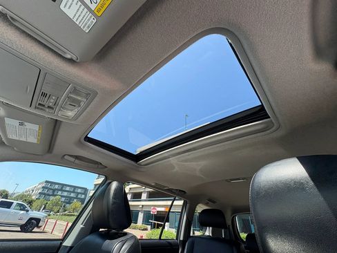 Used 2012 Toyota Highlander SE FWD image 12
