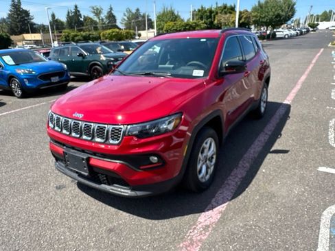 Used 2025 Jeep Compass Latitude AWD/4WD image 3