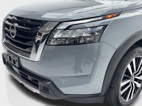 Used 2025 Nissan Pathfinder Platinum image 5