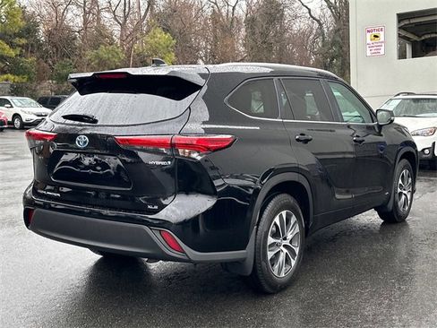 Certified 2023 Toyota Highlander XLE image 4