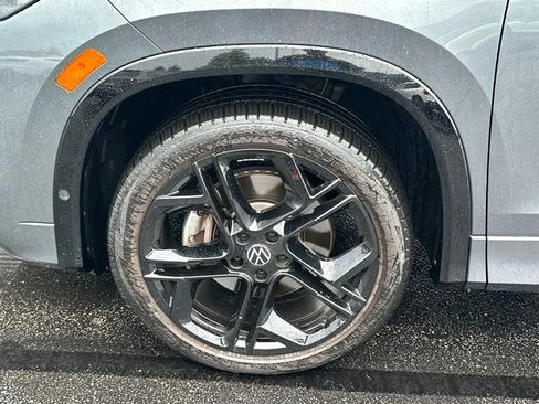 Certified 2025 Volkswagen Tiguan SE R-Line AWD/4WD image 10