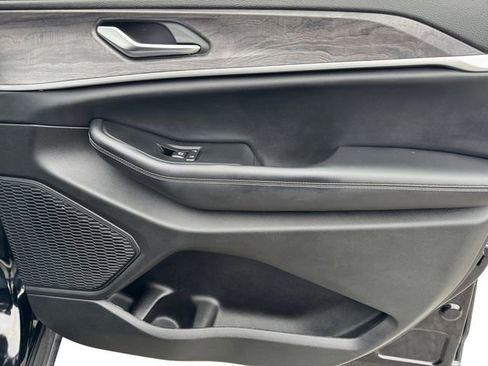 Certified 2023 Jeep Grand Cherokee Limited w/ Black Appearance Package image 13