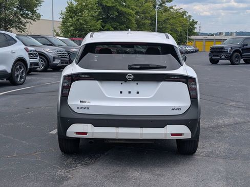 Used 2025 Nissan Kicks SV AWD/4WD image 8