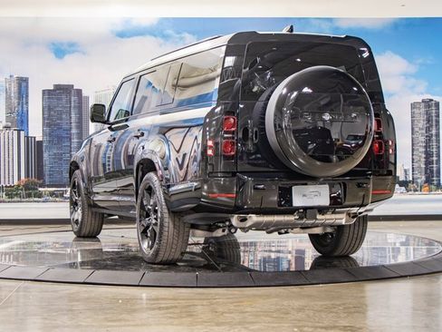 Used 2025 Land Rover Defender 130 X-Dynamic SE image 9