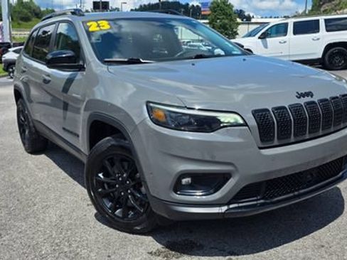 Used 2023 Jeep Cherokee Altitude Lux AWD/4WD image 2