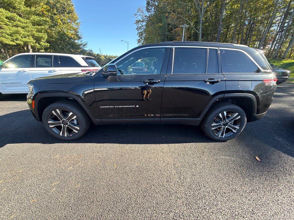 New 2027 Jeep Grand Cherokee Limited AWD/4WD image 2